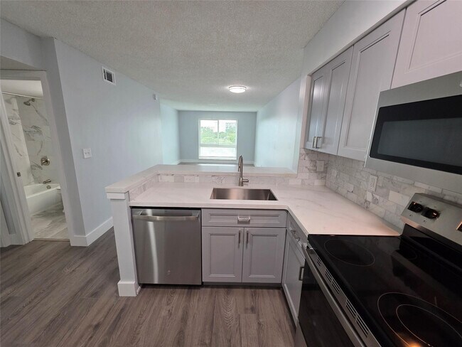 Building Photo - 2108 S Cypress Bend Dr Unit 505