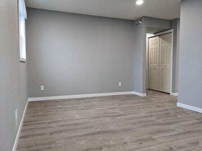 Photo - 105 Ludland Dr