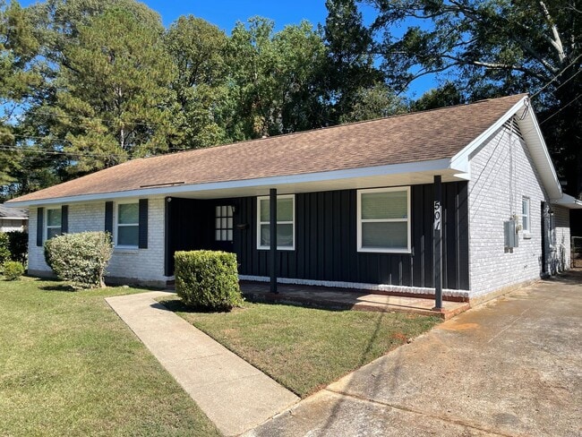 Building Photo - Gorgeous FULLY REMODELED 3 Bedroom/2Bath Rental