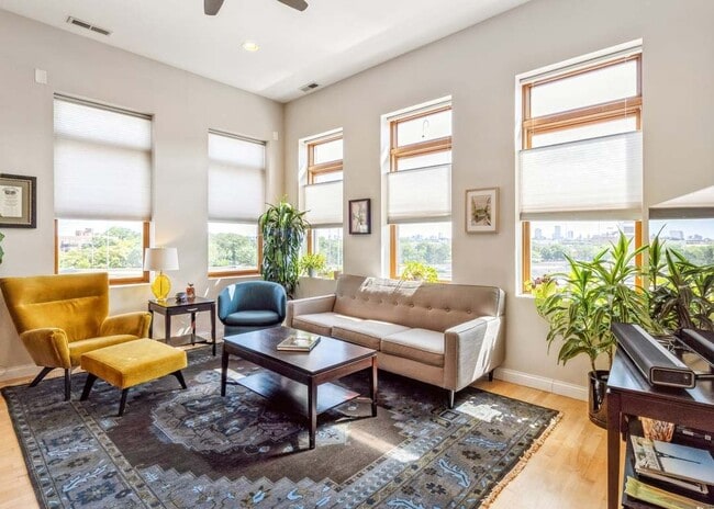 Living room - 2158 N Damen Ave Condo Unit 4