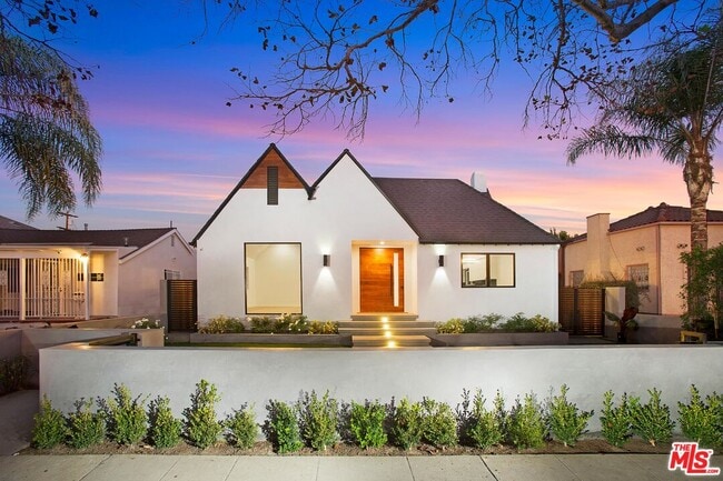 Building Photo - 334 S Sycamore Ave