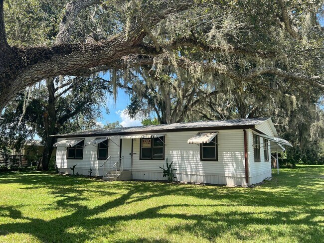 Building Photo - SPACIOUS 3BR/2BA Double Wide ! Convenient ... Rental