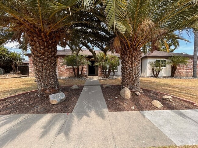 Building Photo - Cute home for rent in Tulare