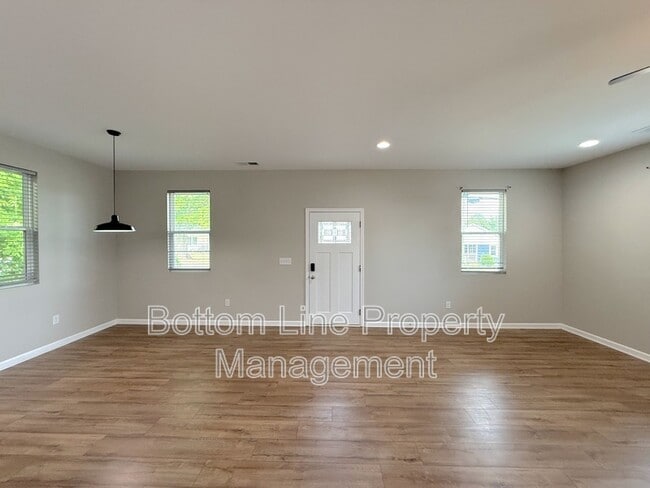 Photo - 641 Central Dr NW