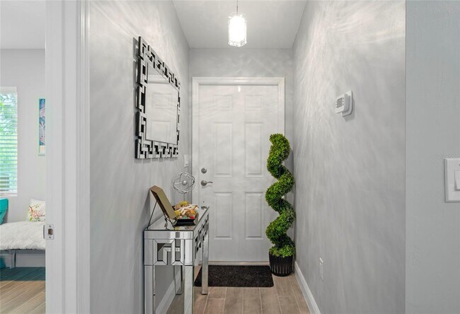 Photo - 2100 Como St