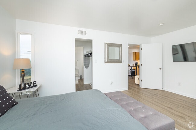1BR, 1BA - 772SF - Primary Bedroom