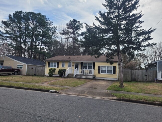 Photo - Gorgeous 4 Bedroom Home with Large Fenced Backyard