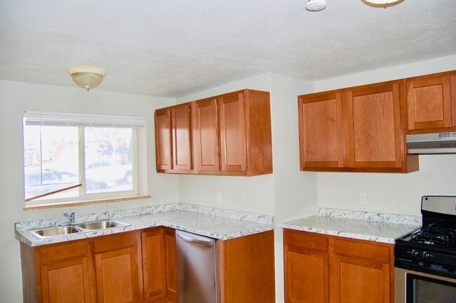 Building Photo - Updated 3Bedroom-In-Unit Laundry-$1,000 Move-In credit Unit #1179