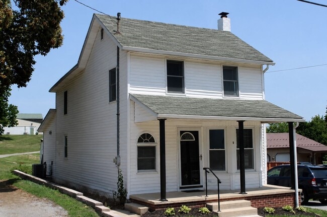 Building Photo - Newly Remodeled 3 Bedroom Home