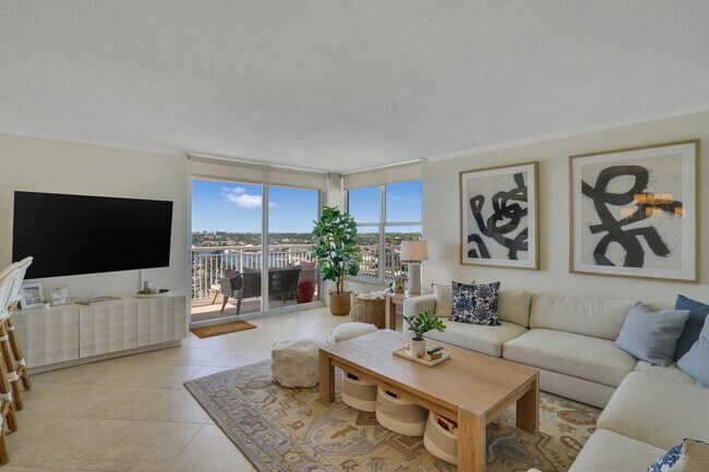 Photo - 1051 Hillsboro Mile Unidad 902e