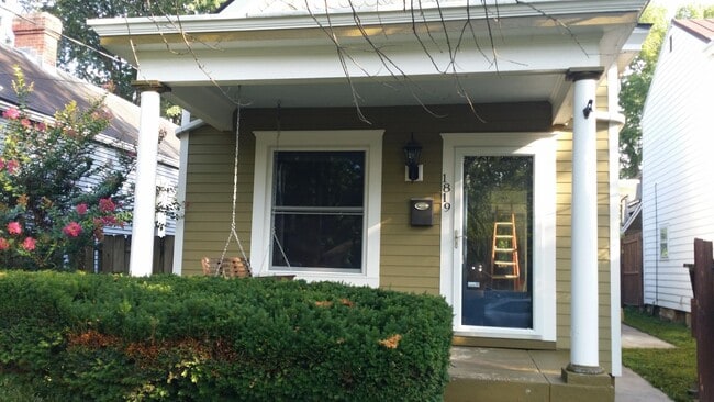 Front - 1819 Deerwood Ave