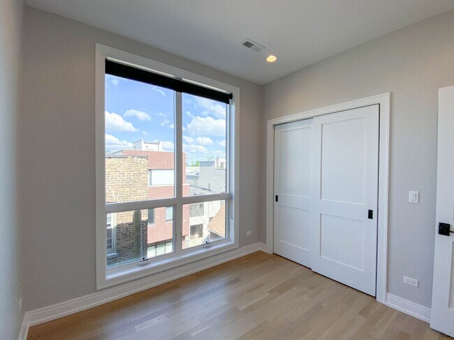 Photo - 1053 W Cornelia Ave Unit 401