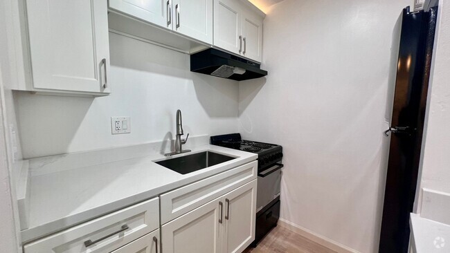 Building Photo - Fully Remodeled Studio w/ Oversized Sun-Fi... Unit 206 Rental