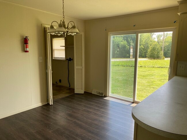 Dining Area - 1235 E Broad St