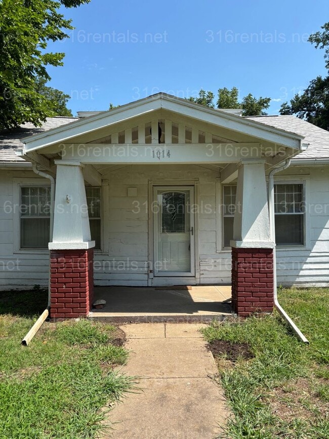 Building Photo - One bed one bath house available NOW!
