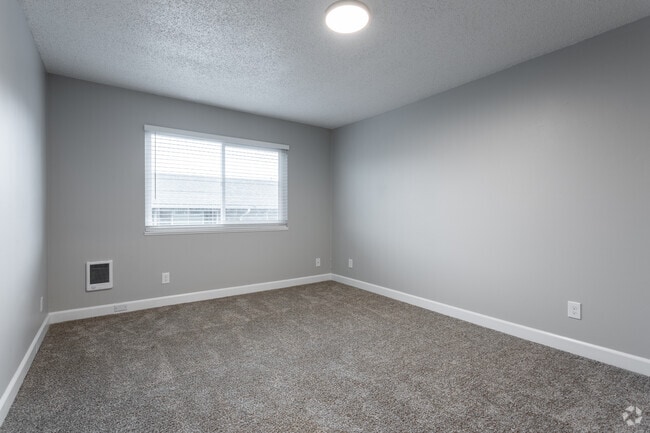 1BR, 1BA - 590 SF