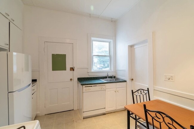 Building Photo - 6 Sherman St Unit 1 Rental