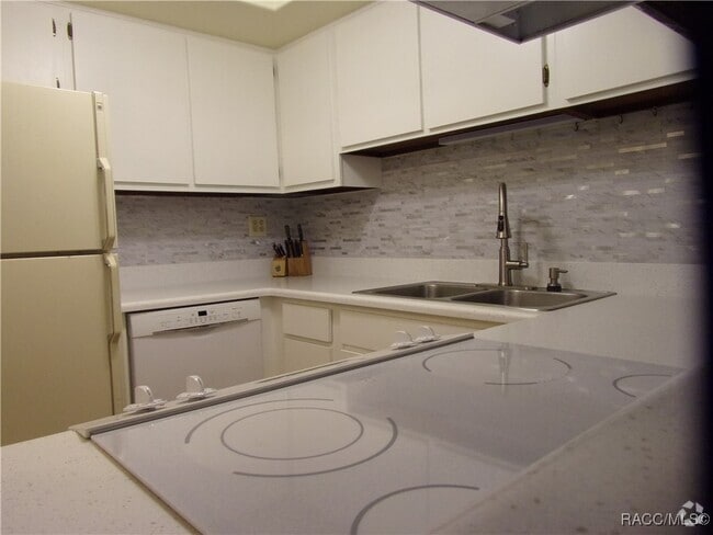 Building Photo - 2400 Forest Dr Rental