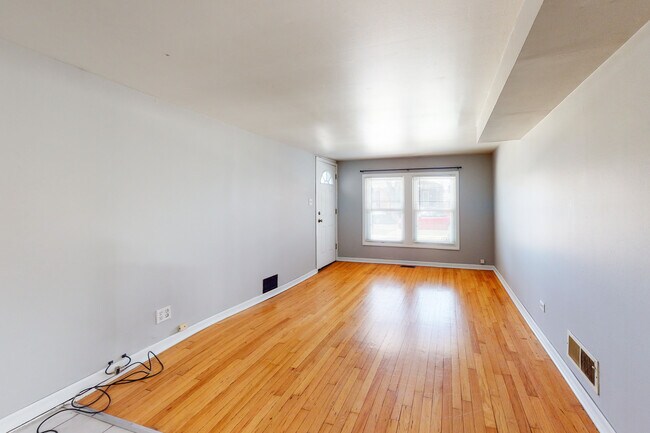 Photo - 4737 N Harding Ave Unidad #1