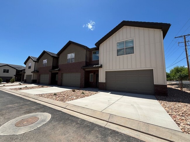 Building Photo - HURRICANE TOWNHOME FOR RENT!