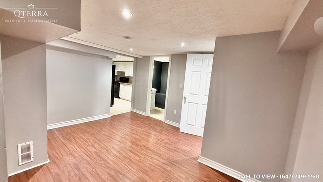 Building Photo - 747 Parkview Cres