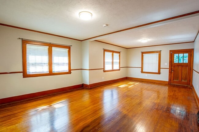 Photo - 3 Bedroom / 1 Bath Home with Washer/Dryer ...