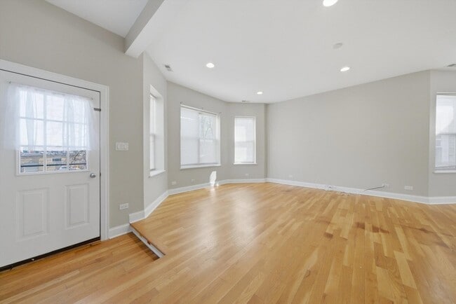 Photo - 4742 N Sawyer Ave Unidad 2