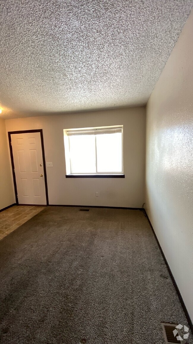 Building Photo - 2 bedroom townhouse - Mineola C Unit C