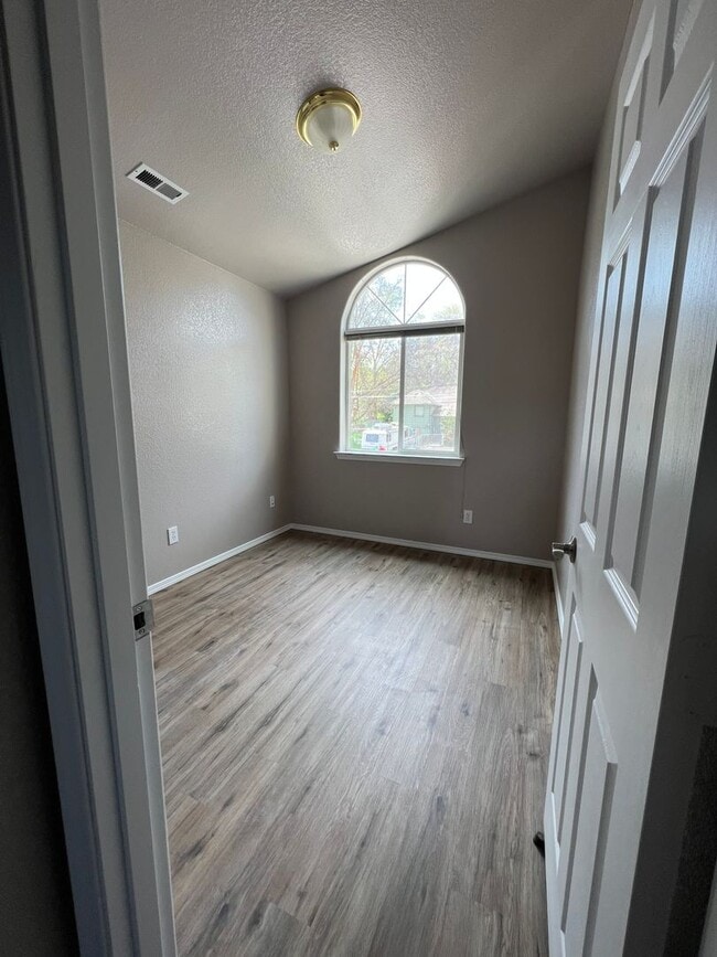 Photo - 3 Bedroom, 2.5 Bathroom Townhouse - Near O...