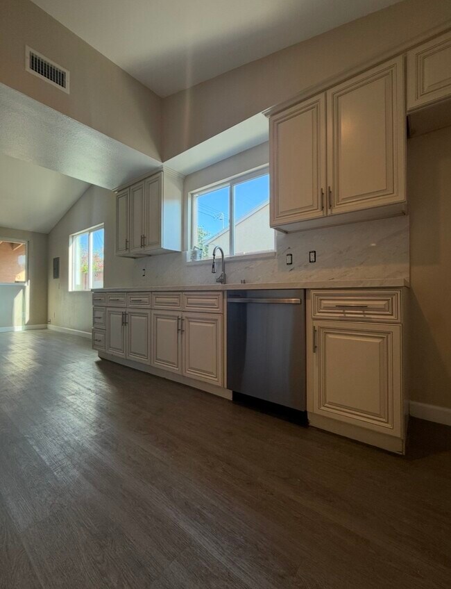 Photo - 830 N Modena St