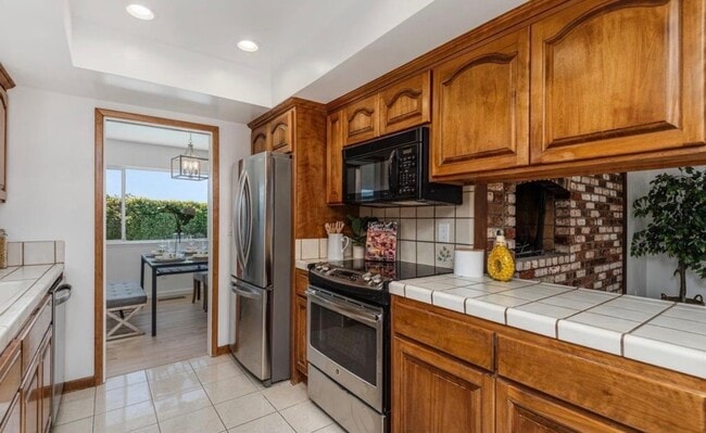 Photo - 483 Ontario Dr