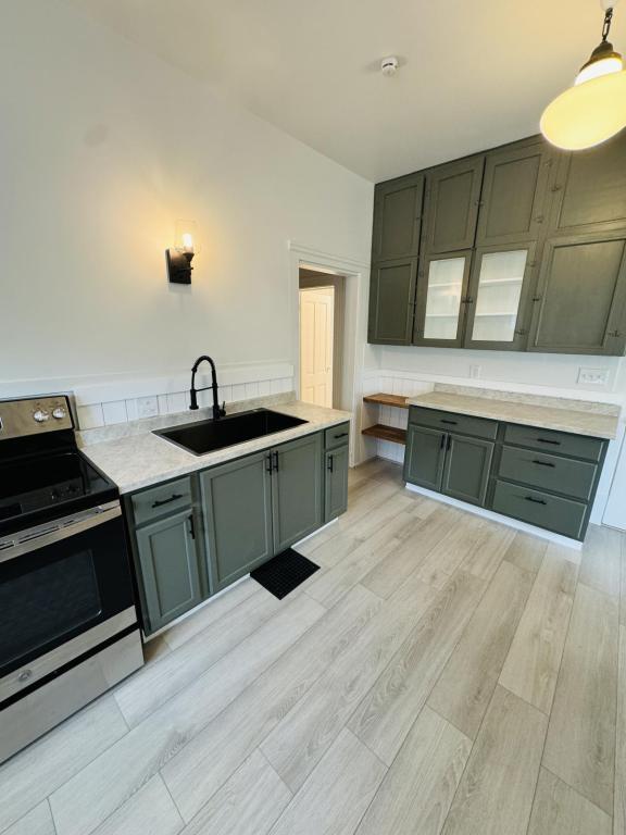 Photo - 821 1/2 N Ewing St