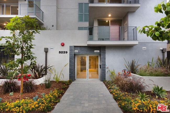 Photo - 5229 Willowcrest Ave Unidad 402