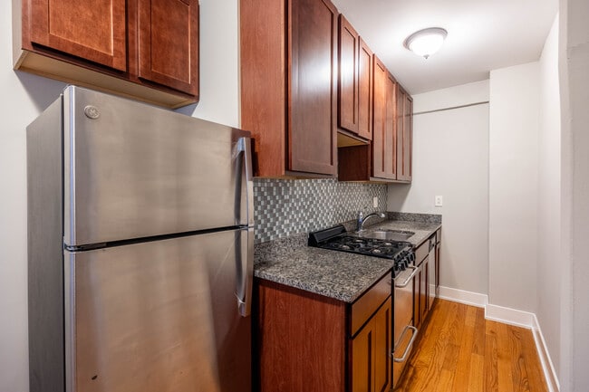 Photo - 435 W Roscoe St