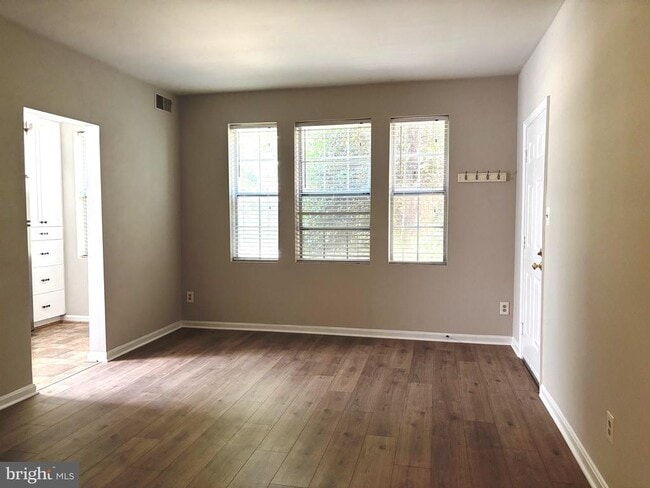1904 N Rhodes St Unit 56