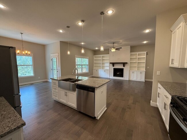 Photo - ****MOVE-IN SPECIAL**** Gorgeous 4Bedroom ...