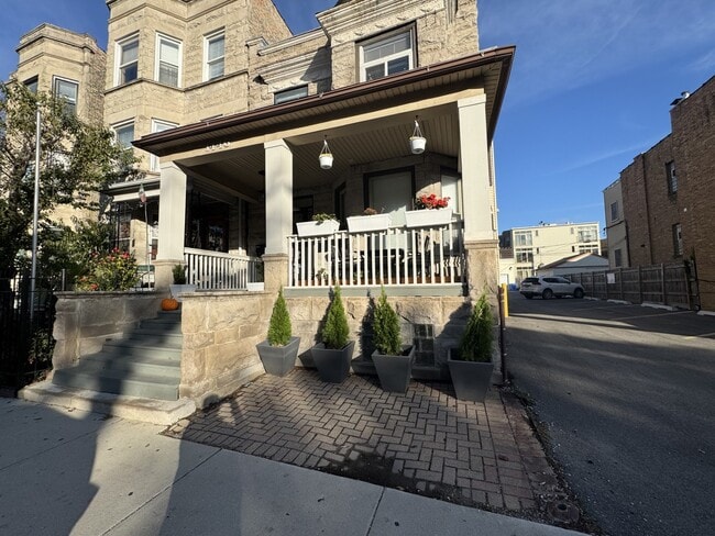 Building Photo - 1446 W Irving Park Rd Unit 2