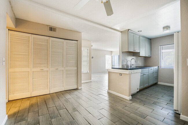 Kitchen - 3018 W Cheryllyn Ln Unit 10