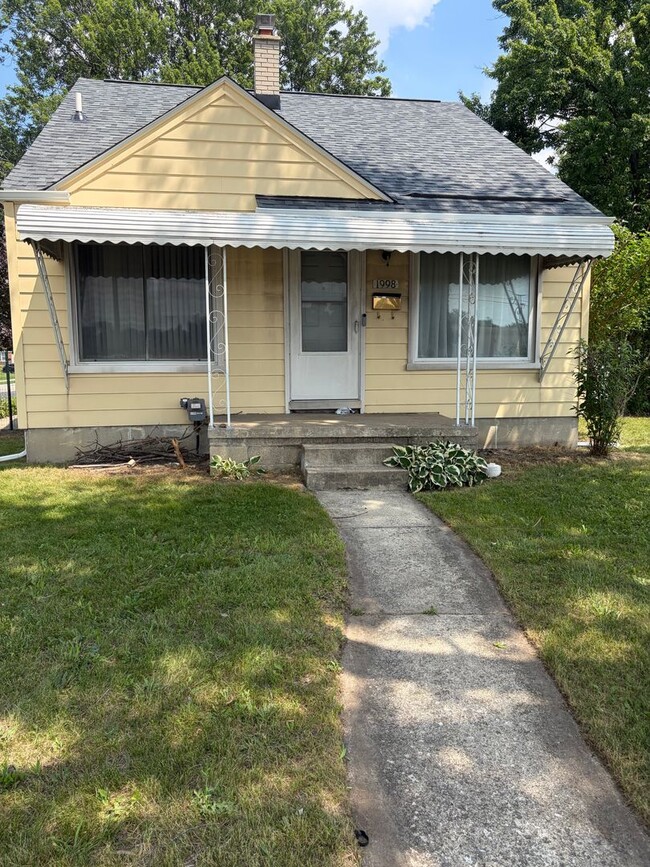 Building Photo - 3 bedroom, 2 bathroom bungalow with basement and 2 car garage on oversized lot