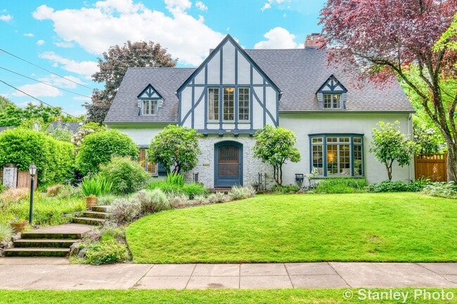 6044 SE Reed College Pl