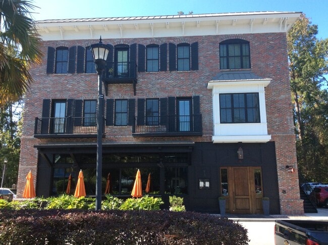 Building Photo - Two Bedroom Condo in the Heart of the Bluffton Promenade! Unit 1