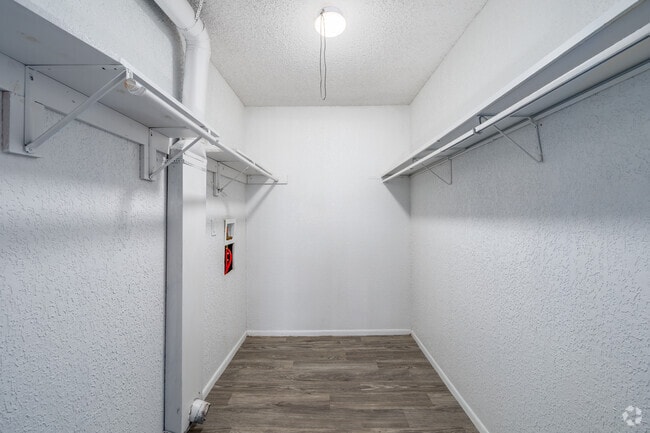 2BR, 1BA - 925SF - Closet & Laundry