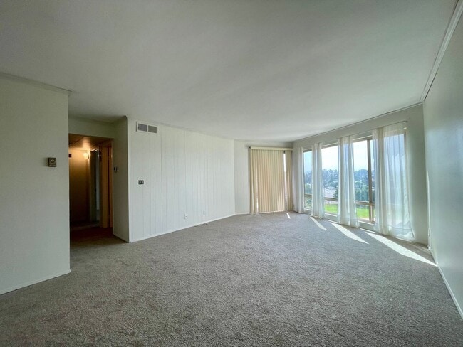 Building Photo - Beautiful One Bedroom One Bathroom Plus Den in La Mesa! Unit 266