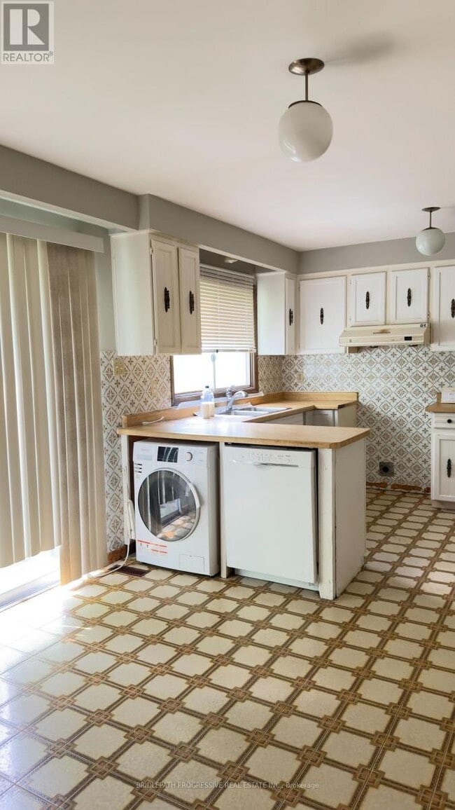 Photo - 589 Sheppard Ave E