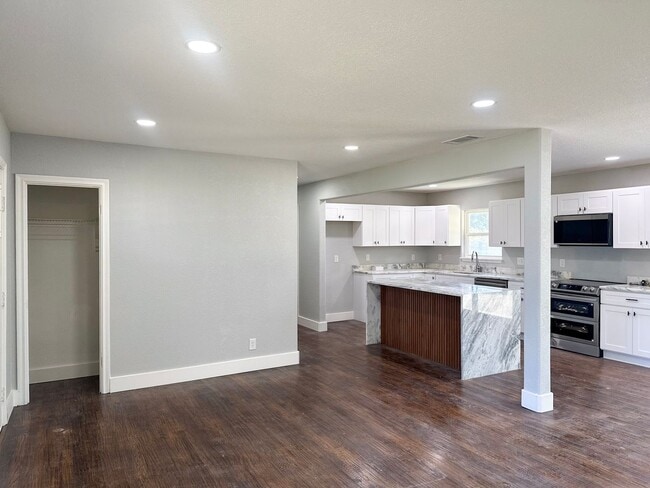 Photo - 4 Bedroom / 3 Full Bath / Huge Yard