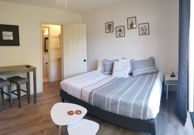Can use a daybed or twin for more floorspace.
