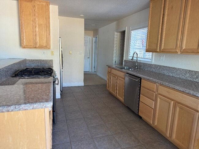 Photo - 202 Glenn Way