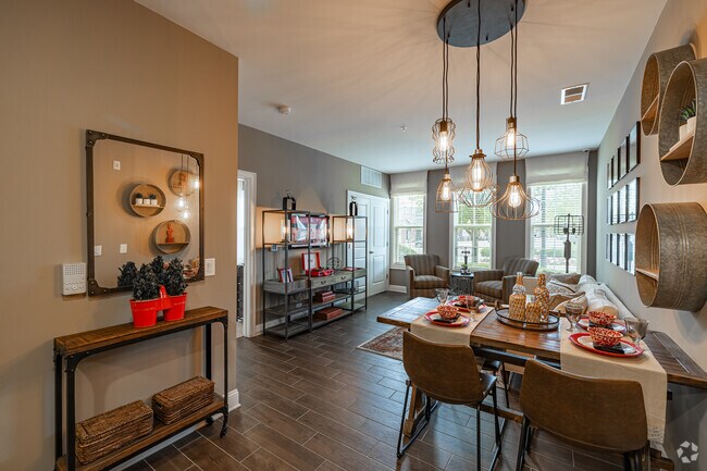 1 habitación, 1,5 baños con estudio - 890 pies cuadrados - The Amsterdam II - Comedor - Station Village at Avenel Apartamentos