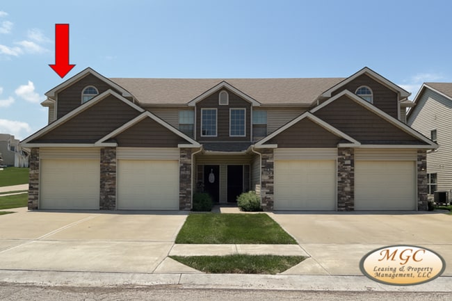 Building Photo - Eagle Creek Townhomes: 3 Bedroom Luxury Townhome for rent in Lee's Summit