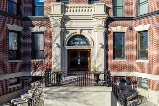 Entrada - 2038 18th St NW